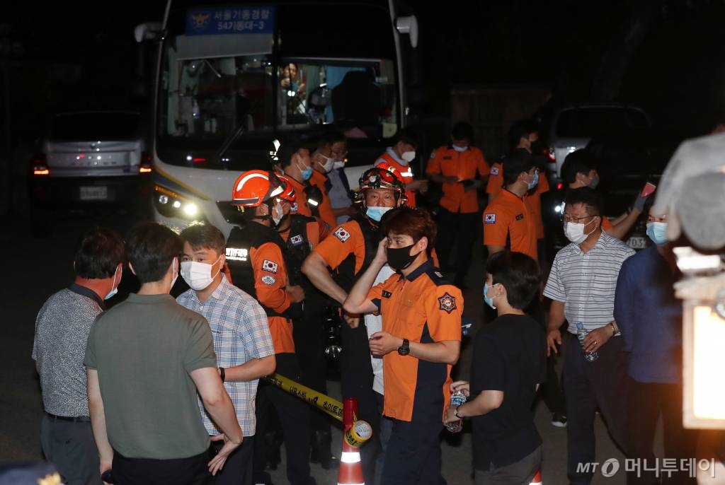 박원순 서울시장의 실종신고가 접수된 9일 오후 서울 종로구 핀란드대사관저 인근 한국가구박물관에 마련된 지휘본부에서 경찰 및 구급대원들이 분주히 움직이고 있다. /사진=김휘선 기자 hwijpg@