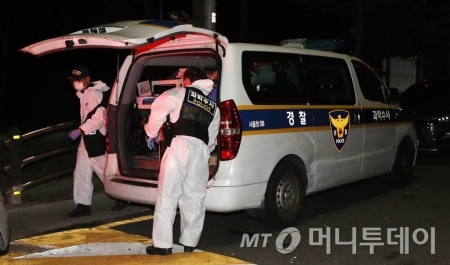 9일 오후 박원순 서울시장의 실종 신고가 접수된지 7시간 만에 숨진채 발견된 10일 새벽 경찰들이 서울 북악산 인근에서 박 시장의 시신을 수습한 뒤 이동하고 있다. /사진=김휘선 기자 hwijpg@