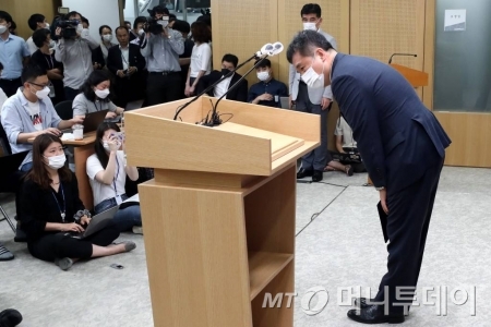 박원순 서울시장의 유고로 시장 권한을 대행하게 된 서정협 행정1부시장이 10일 오전 서울시청에서 향후 계획을 포함한 입장 발표 전 인사하고 있다. /사진=홍봉진 기자 honggga@