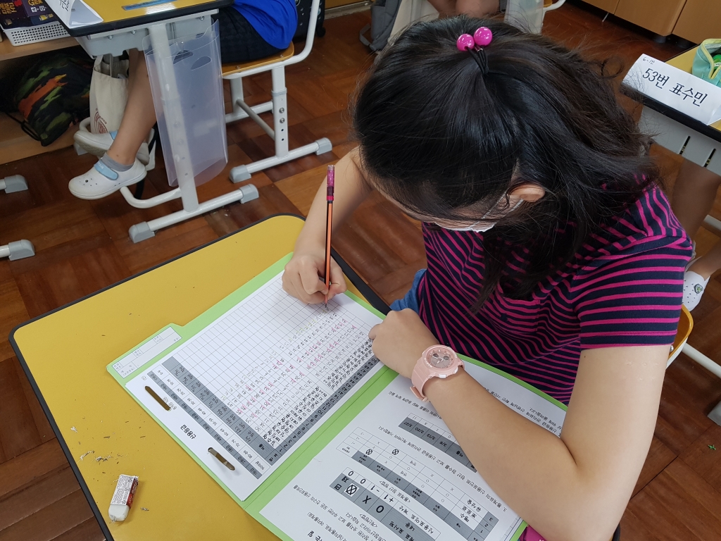 학급화폐활동에 다양한 직업을 도입해 학생들에게 일하고 월급을 받을 수 있게 한 옥효진 부산 송수초등학교 6학년 1반 교사. 한 학생이 신용평가위원으로 일하고 있다./사진제공=옥효진 교사