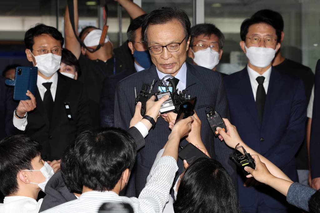 이해찬 더불어민주당 의원이 10일 종로구 서울대병원 장례식장에 마련된 故 박원순 서울시장 빈소 조문을 마친 뒤 취재진 질문에 답하고 있다. /사진=이기범 기자 leekb@
