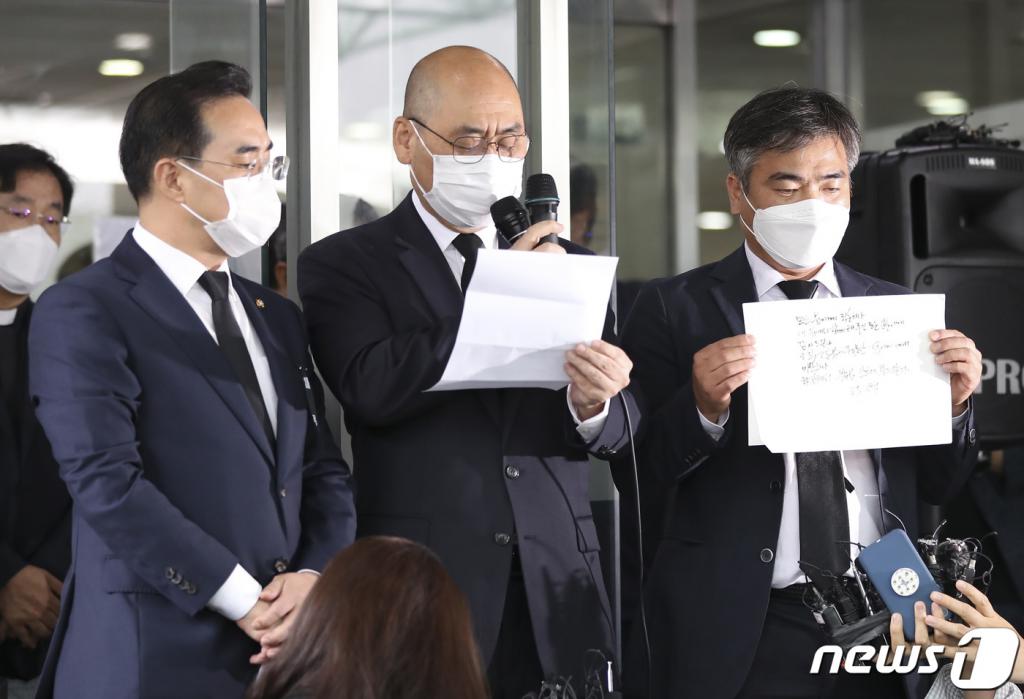 (서울=뉴스1) 이재명 기자 = 고한석 서울시 비서실장 10일 오전 박원순 서울시장의 빈소가 마련된 서울 종로구 서울대병원 장례식장 앞에서 고인의 유언장을 공개하고 있다. 2020.7.10/뉴스1