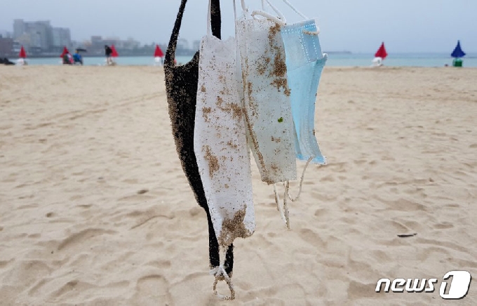 지난 9일 제주시 조천읍 함덕해수욕장에 버려져 있던 마스크들.2020.7.11 /뉴스1 © News1 오현지 기자