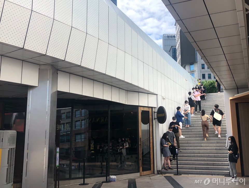 11일 오전 10시 서울 삼성동 스타필드 코엑스몰 에그슬럿에서 매장 앞 공간 뿐 아니라 건물 측면 계단까지 대기열이 길게 늘어서 있는 모습. / 사진=유승목