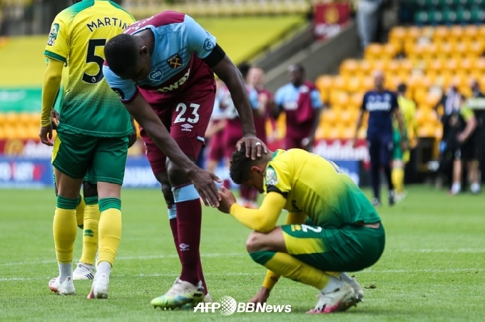 웨스트햄 이사 디옵(가운데·23번)이 맥스 애론스(오른쪽)를 위로하고 있다. /AFPBBNews=뉴스1