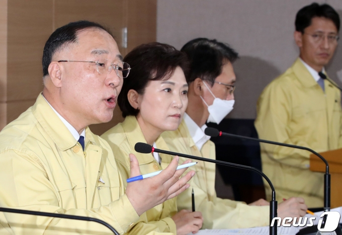 (서울=뉴스1) 박정호 기자 = 홍남기 경제부총리 겸 기획재정부 장관이 10일 오전 서울 종로구 세종대로 정부서울청사에서 가진 제10차 비상경제 중앙대책본부 회의 결과 브리핑에서 '주택시장 안정 보완대책'을 발표하고 있다. 2020.7.10/뉴스1  <저작권자 ⓒ 뉴스1코리아, 무단전재 및 재배포 금지>
