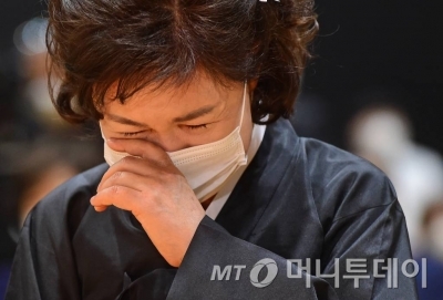 13일 서울 중구 서울시청에서 열린 고 박원순 서울특별시장 영결식에서 부인 강난희 여사가 슬픔에 잠겨 있다. / 사진공동취재단 / 사진=홍봉진 기자 honggga@