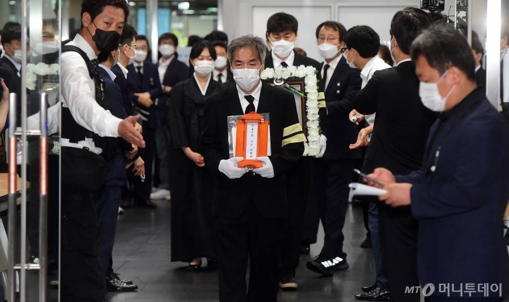 13일 서울 중구 서울시청에서 열린 고 박원순 서울특별시장 영결식에서 박 시장의 위패가 들어가고 있다. / 사진공동취재단 / 사진=홍봉진 기자 honggga@