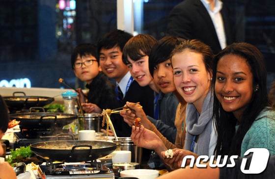 전북 전주시가 콩나물과 황포묵 등 전주10미(味) 알리기에 나선다. 전주의 한 식당에서 한국음식 체험을 하는 외국인들. /뉴스1