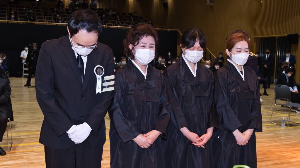 13일 오전 서울시청 다목적홀에서 박원순 서울시장의 영결식이 열리는 가운데 고인의 유가족들이 헌화하고 있다. 2020.07.13. 시사저널 최준필 / 사진=사진공동취재단