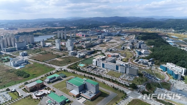 조정식(왼쪽) 더불어민주당 정책위의장과 강기정 정무수석이 지난 5월 25일 청와대 영빈관에서 열린 국가재정전략회의에 참석해 대화하고 있다. / 사진제공=뉴시스