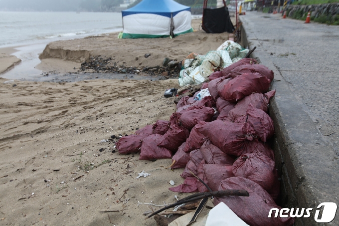 해수욕장 한켠에 해양쓰레기를 수거한 자루가 쌓여있다. © 뉴스1(최대윤 기자)