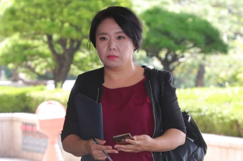 2018년 8월16일 오전 서울 서초구 서울중앙지방검찰청 앞에서 사법행정권 남용 의혹과 관련해 노영희 전 대한변호사협회 대변인이 참고인 신분으로 출석하고 있다./사진=뉴시스