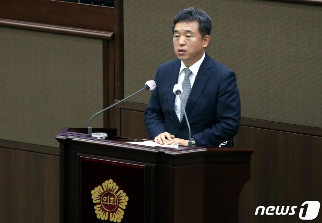 (서울=뉴스1) 이광호 기자 = 서정협 서울시장 권한대행이 14일 오후 서울시의회 본회의장에서 열린 제296회 임시회 제1차 본회의에 출석해 인사말을 하고 있다.2020.7.14/뉴스1