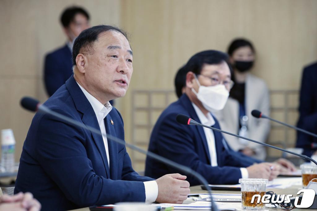 (하남=뉴스1) 이승배 기자 = 홍남기 경제부총리 겸 기획재정부 장관이 15일 오후 경기도 하남시청에서 열린 한국판 뉴딜 관련 현장간담회에서 모두발언하고 있다.   이날 간담회에는 관계부처 담당자들과 박윤영 KT 기업부문 사장을 비롯한 민간 기업 대표 등이 참석했다. 2020.7.15/뉴스1