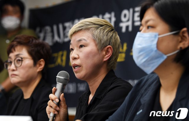 김재련 법무법인 온-세상 대표 변호사가 13일 서울 은평구 한국여성의전화 교육관에서 ‘서울시장에 의한 위력 성추행 사건 기자회견’에서 사건의 경위를 설명하고 있다. 박원순 서울시장에게 성추행을 당했다고 고소한 고소인 측은 이날 기자회견을 열고 위력에 의한 박 시장의 성추행이 4년 동안 지속적으로 이뤄졌다고 주장했다. 2020.7.13/뉴스1 © News1