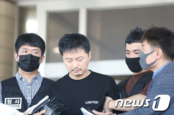 미성년자 성착취물의 1300개를 제작해 신상공개가 결정된 배준환(37)이 제주동부경찰서에서 검찰로 송치되는 과정에서 얼굴을 드러냈다.2020.7.17/ 사진 = 뉴스 1