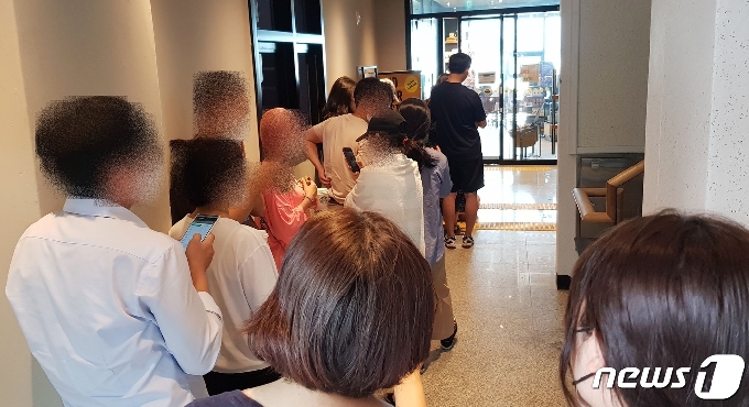 한림해수욕장과 붙어 있는 스타벅스에 서머레디백을 구하기 위한 대기줄이 길게 형성돼 있다.2020.7.17 / 뉴스1© News1