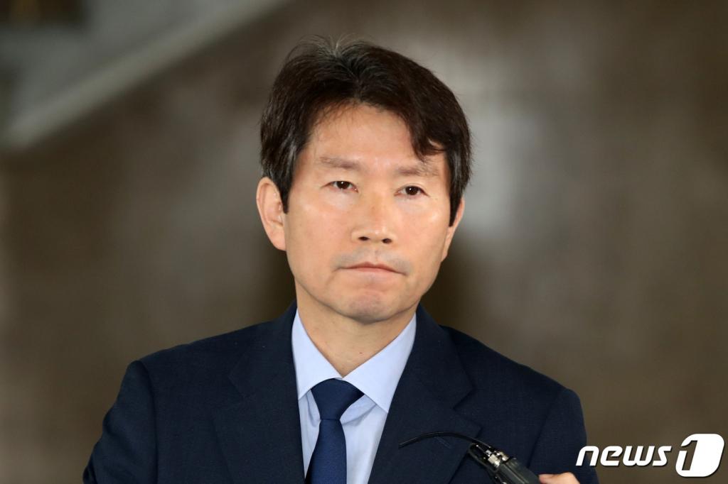 이인영 통일부 장관 후보자가 인사청문회 준비를 위해 6일 오전 서울 종로구 삼청동 남북회담본부에 마련된 사무실로 출근하며 취재진의 질문을 듣고 있다. / 사진제공=뉴스1