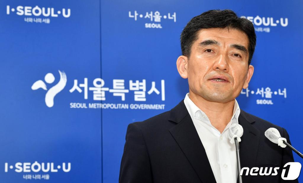 (서울=뉴스1) 이광호 기자 = 황인식 서울시대변인이 15일 오전 시청 브리핑룸에서 직원 인권침해 진상 규명에 대한 서울시 입장발표를 하고 있다. 2020.7.15/뉴스1