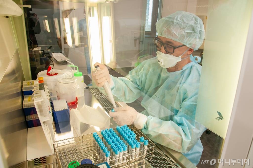 알마티 씨젠의료재단 코로나19 검사 /사진=머니투데이DB
