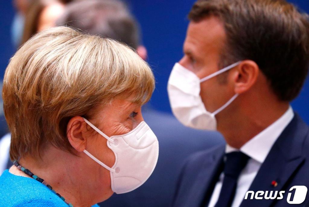 앙겔라 메르켈 독일 총리와 에마뉘엘 마크롱 프랑스 대통령이 19일(현지시간) 코로나19에 따른 경제회복기금을 논의하기 위해 브뤼셀에서 열린 EU 정상회의에 참석을 하고 있다. /사진=뉴스1