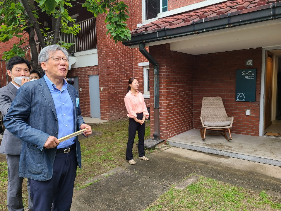 유홍준 용산공원추진위원회 민간공동위원장이 20일 국민개방이 결정된 용산기지 미군장교숙소 5단지에서 공간의 의미와 역사를 설명하고 있다. /사진=김민우 기자
