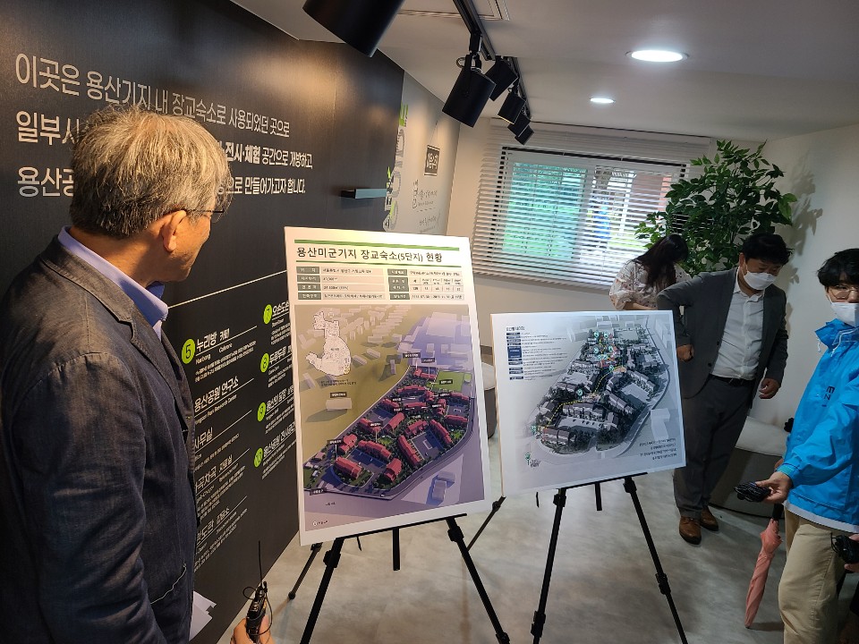 유홍준 용산공원추진위원회 민간공동위원장이 20일 국민개방이 결정된 용산기지 미군장교숙소 5단지에서 공간의 의미와 역사를 설명하고 있다. /사진=김민우 기자