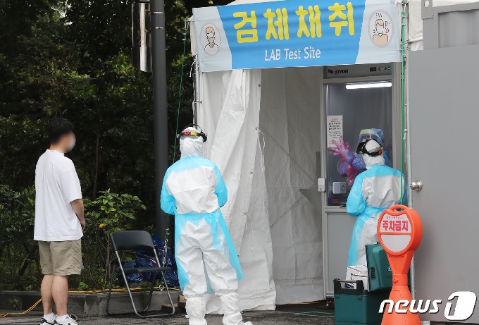 21일 오전 제주시 한림읍 서부보건소에서 한 주민이 검체검사를 받기 위해 기다리고 있다.2020.7.21/뉴스1 © News1 오현지 기자