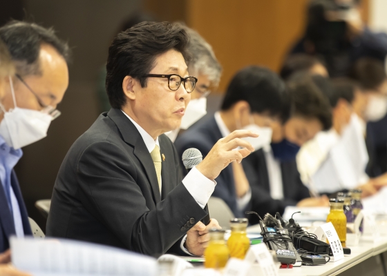 조명래 환경부 장관이 22일 열린 간담회에서 모두발언을 하고 있다./사진제공=환경부