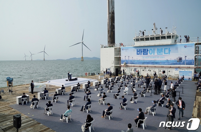 (서울=뉴스1) 유승관 기자 = 문재인 대통령이 17일 전북 부안군에 위치한 서남권 해상풍력 실증단지에서 열린 '한국판 뉴딜, 그린 에너지 현장 - 바람이 분다' 행사에서 인사말을 하고 있다.  이번 그린 뉴딜 현장 행보는 지난달 18일 한국판 뉴딜의 첫 현장행보로 강원도 춘천에 위치한 디지털 뉴딜과 관련 더존비즈온 강촌캠퍼스를 찾은 데 이어 두 번째다. (청와대 제공) 2020.7.17/뉴스1