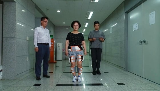 고령인을 대상으로 ETRI 연구진이 개발한 보행보조시스템을 착용한 뒤, 임상 실험을 진행하는 모습/사진=ETRI