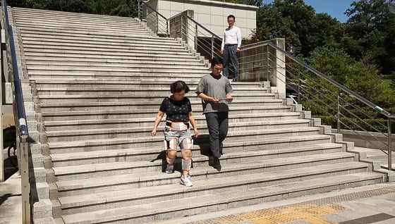 고령인을 대상으로 ETRI 연구진이 개발한 보행보조시스템을 착용한 뒤, 임상 실험을 진행하는 모습/사진=ETRI