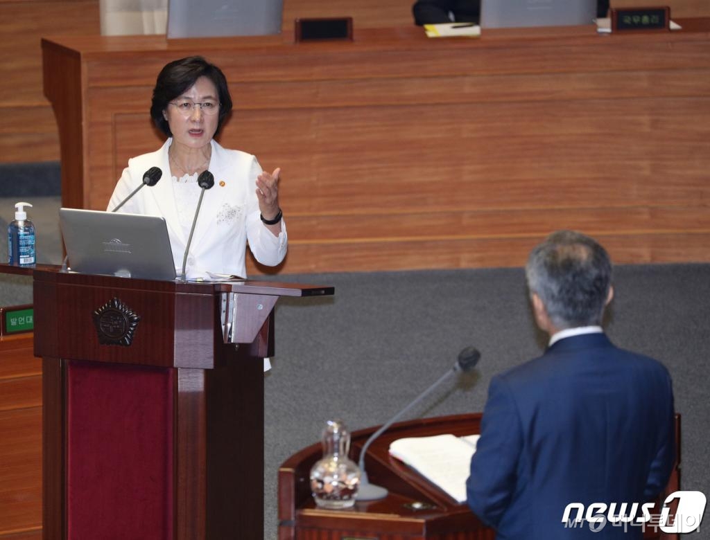 (서울=뉴스1) 신웅수 기자 = 추미애 법무부 장관이 22일 오후 서울 여의도 국회에서 열린 제380회 국회(임시회) 제4차 본회의 정치·외교·통일·안보에 관한 대정부 질문에서 최강욱 열린민주당 대표의 질문에 답변하고 있다. 2020.7.22/뉴스1