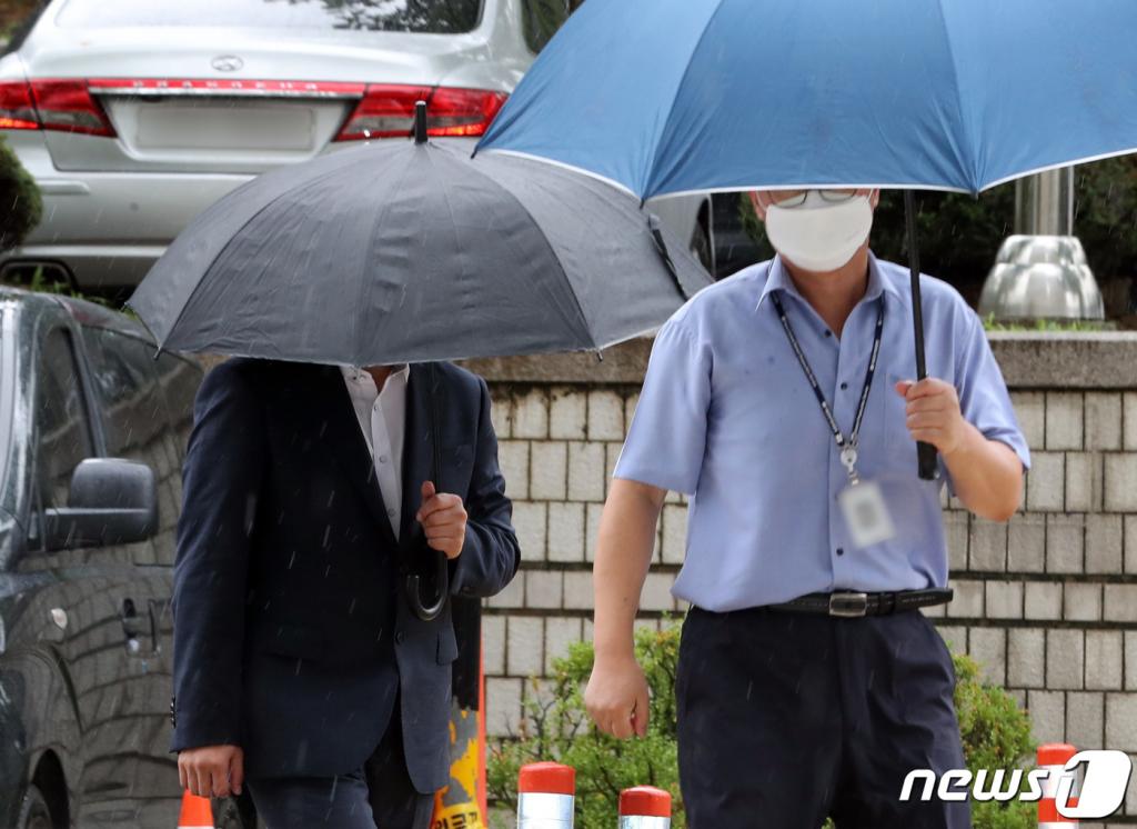 (서울=뉴스1) 이재명 기자 = '옵티머스자산운용 펀드환매 중단 사태' 횡령·배임 등의 혐의를 받고 있는 스킨앤스킨 고문 유모씨(왼쪽)가 22일 오전 서울 서초구 서울중앙지방법원에서 열린 구속 전 피의자 심문(영장실질심사)에 출석하고 있다. 2020.7.22/뉴스1