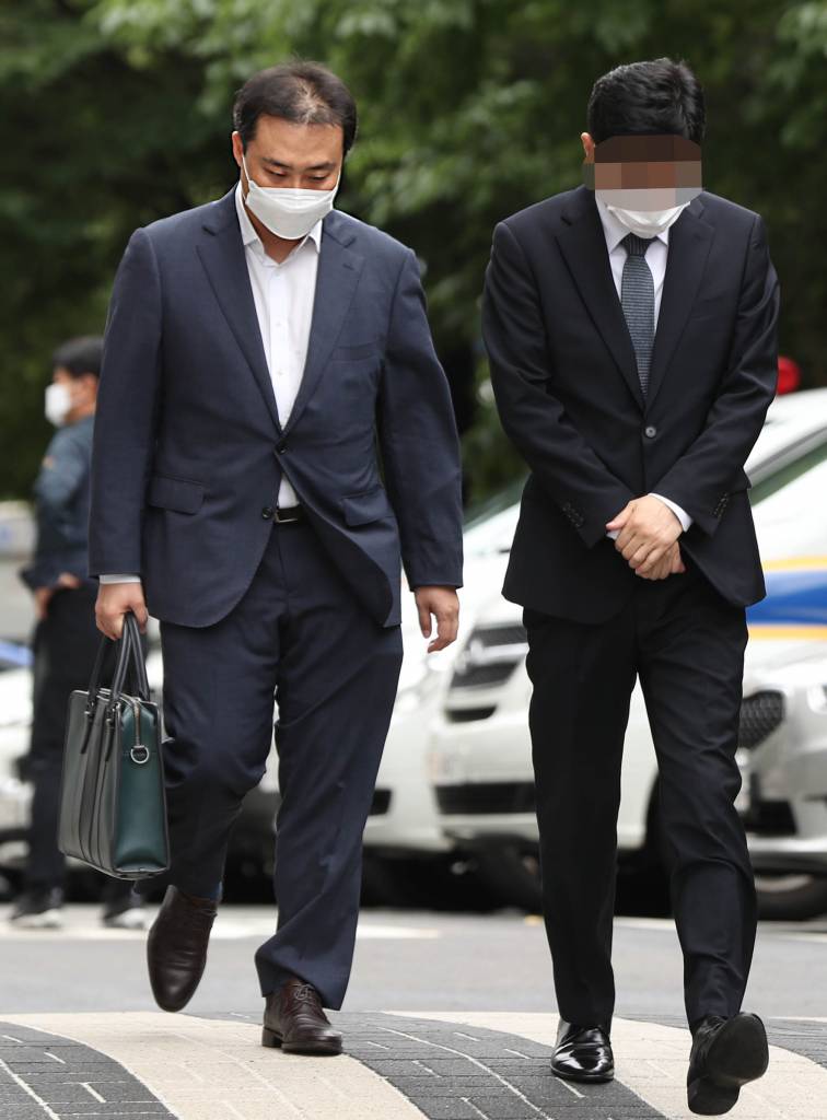 [서울=뉴시스]추상철 기자 =대규모 펀드 환매중단 사태를 일으킨 혐의를 받고 있는 원종준(왼쪽) 라임자산운용 대표와 이 모 마케팅본부장이 14일 오전 서울 양천구 서울남부지방법원에서 구속 전 피의자 심문(영장실질심사)를 받기위해 법정으로 들어서고 있다. 2020.07.14.  scchoo@newsis.com