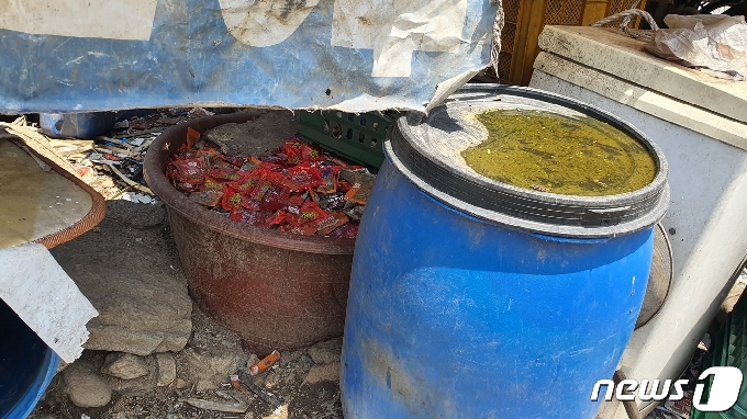 개떼의 주식으로 추정되는 비빔라면의 스프봉지가 쌓여있다 © 뉴스1