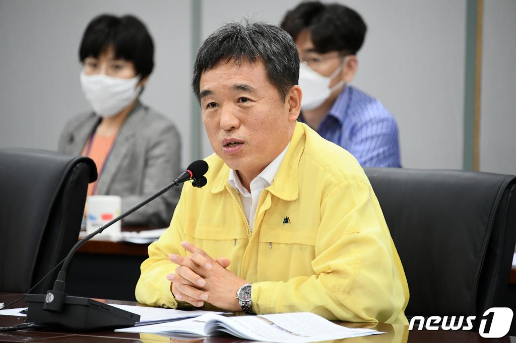 (서울=뉴스1) = 서정협 서울시장 권한대행이 20일 오후 서울시청에서 주요 간부들과 '풍수해 대비 현안검토회의'를 하고 있다. 이 자리에서 서 권한대행은 "지난해 발생한 신월 빗물저류배수시설 사고 같은 일이 다시는 없도록 여름 장마철에 발생 가능한 각종 재난에 철저하게 대비해달라"고 당부했다. (서울시 제공) 2020.7.20/뉴스1