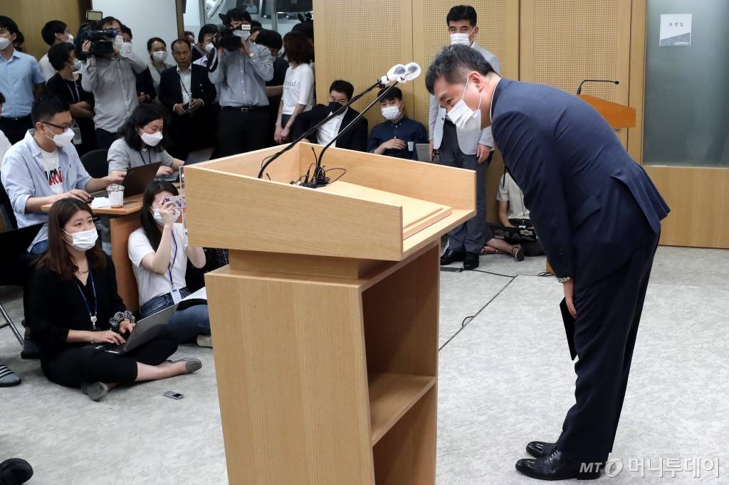박원순 서울시장의 유고로 시장 권한을 대행하게 된 서정협 행정1부시장이 10일 오전 서울시청에서 향후 계획을 포함한 입장 발표 전 인사하고 있다. /사진=홍봉진 기자 honggga@