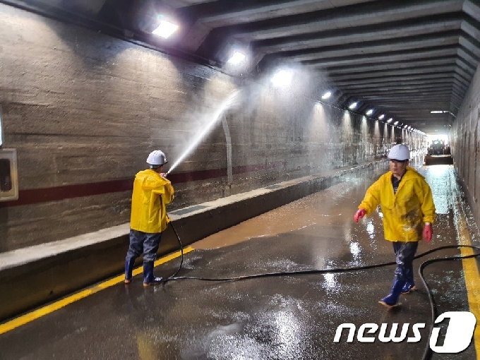24일 부산 동구 초량동에 있는 제1지하차도에서 폭우로 인해 흘러내린 흙물을 청소하고 있다.2020.7.24/ © News1 노경민 기자