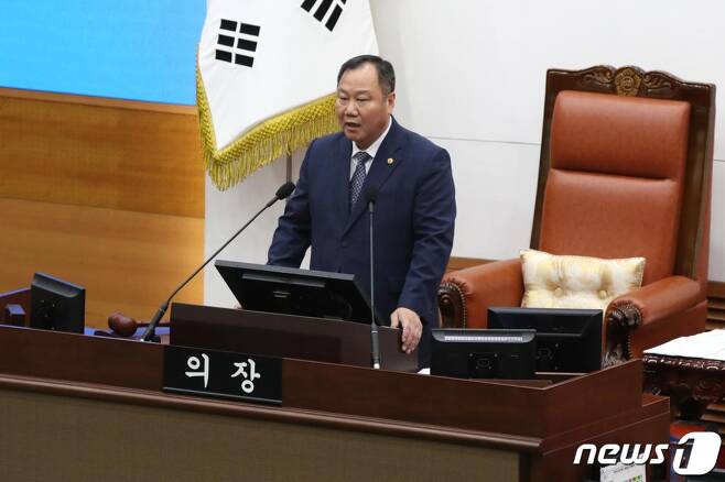 (서울=뉴스1) 이광호 기자 = 김인호 서울시의회 의장이 14일 오후 서울시의회 본회의장에서 열린 제296회 임시회 개회식에서 개회사를 하고 있다.2020.7.14/뉴스1