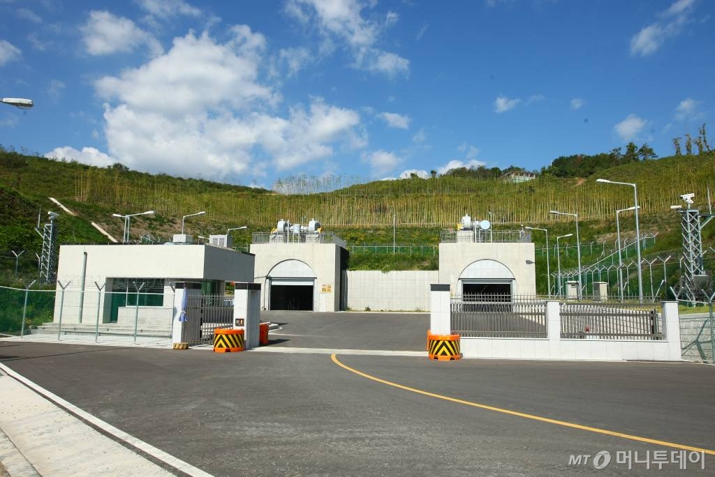 원자력환경공단이 운영하는 경주 방폐장 운영동굴과 건설동굴 입구./사진=원자력환경공단