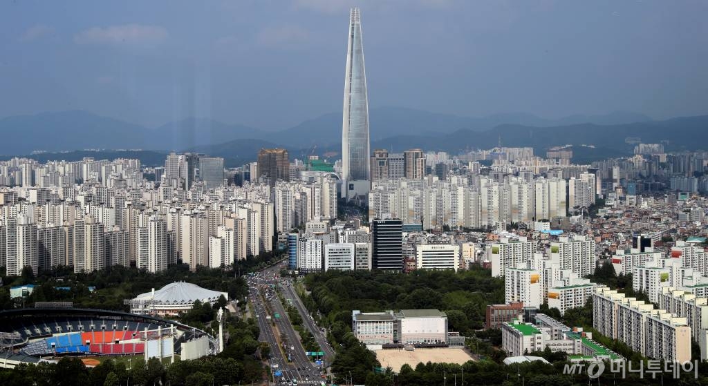 힘과 생명, 욕망을 상징하는 오벨리스크를 닮은 롯데월드타워와 주변의 아파트 단지. 서울시가 뻘밭이던 잠실을 개발할 때도 환지 방식을 적용했다. / 사진=이기범 기자 leekb@