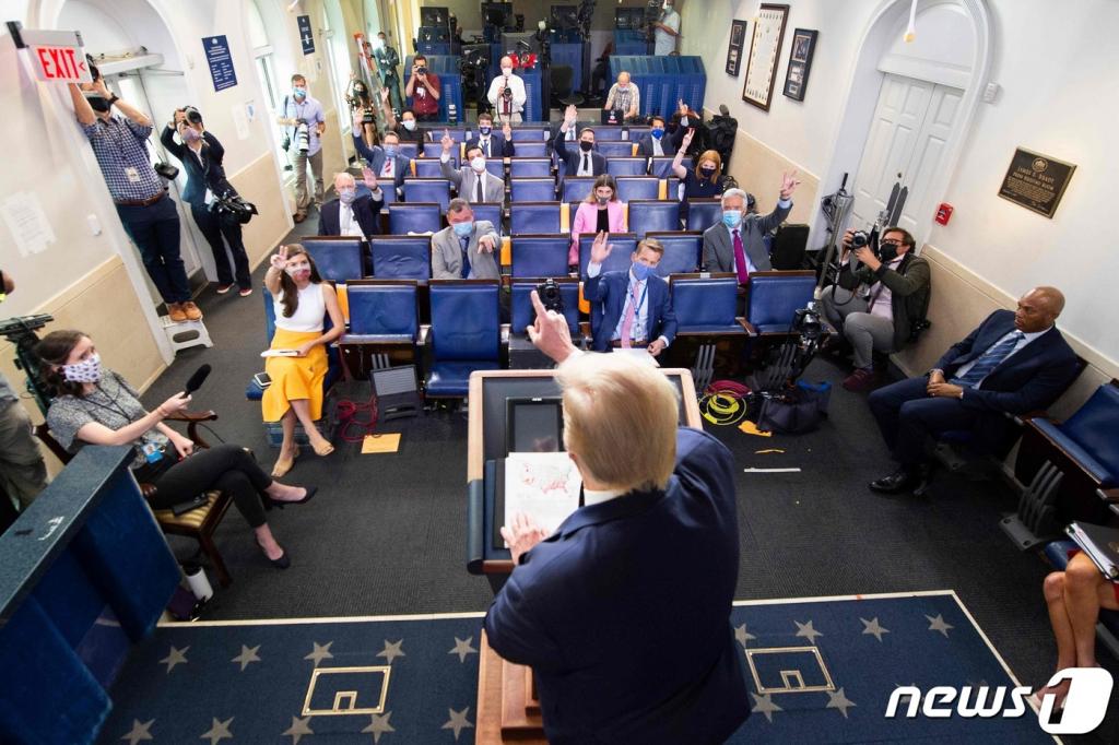 도널드 트럼프 미국 대통령이 23일(현지시간) 워싱턴 백악관에서 열린 코로나19 TF 브리핑에서 취재진을 지목하고 있다.  ⓒ AFP=뉴스1