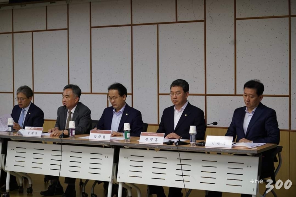 '혁신·기업도시 발전 의원모임'이 7월 21일 기자간담회를 하고 있다 /사진제공=이광재 더불어민주당 의원실