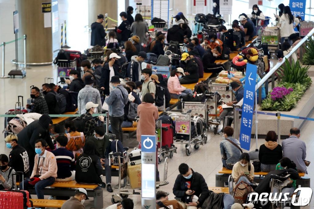 (인천공항=뉴스1) 이광호 기자 = 해외 입국자들의 신종코로나바이러스 감염증(코로나19) 확진이 증가하고 있는 6일 오후 인천국제공항 입국장에서 입국자들이 버스 탑승을 위해 대기하고 있다. 정부는 해외 입국자의 2주간 자가격리 의무화를 어기는 사례가 발생하자, 지난 5일 부터 자가격리 수칙 위반자에 대한 처벌 강도를 1년 이하의 징역 또는 1천만원 이하의 벌금으로 대폭 강화했으며, 외국인이 자가격리를 위반하면 출입국관리법에 따라 강제추방되거나 재입국을 금지당 할 수도 있다.2020.4.6/뉴스1