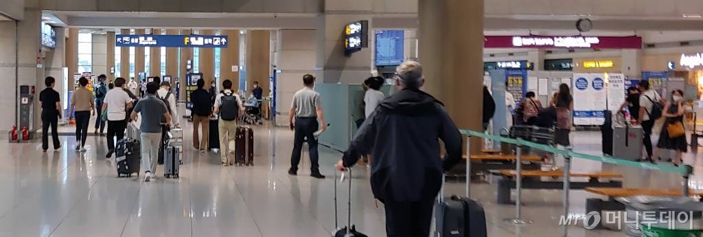 [인천공항=뉴시스]홍찬선 기자 = 최근 해외에서 유입된 신종 코로나바이러스 감염증(코로나 19) 확진자가 지역감염자 수보다 많이 발생하면서 방역 당국이 긴장하고 있다. 질병관리본부 중앙방역 대책본부는 지난 12일 코로나 19 신규 확진자는 62명이라고 13일 밝혔다. 이 중 해외유입 43명, 지역발생 19명이라고 설명했다. 사진은 13일 오후 인천공항 제1여객터미널 입국장의 모습. 2020.07.13. mania@newsis.com