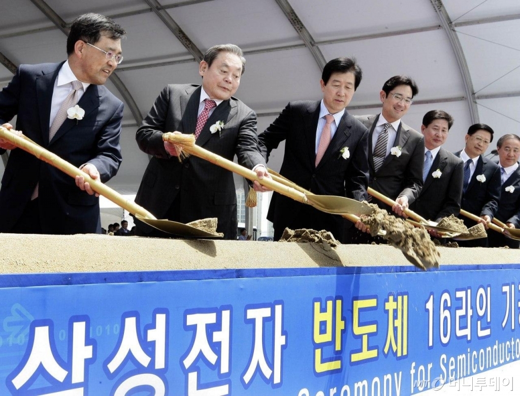 이건희 회장을 비롯한 삼성전자 사장단이 2010년 삼성전자 화성사업장 반도체 16라인 기공식에서 첫 삽을 뜨고 있다. 사진 왼쪽부터 권오현 삼성전자 반도체 담당사장, 이건희 회장, 최지성 사장, 이재용 부사장, 윤주화 사장, 정칠희 부사장(반도체연구소장), 전영현 부사장(D램 개발실장). /사진제공=삼성전자