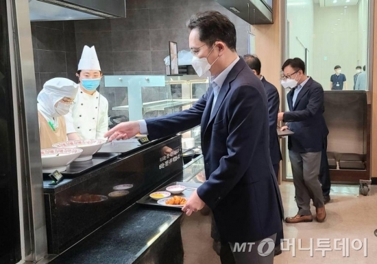 이재용 삼성전자 부회장이 19일 삼성전자 반도체 미래전략과 사업장 환경안전 로드맵을 점검하기 위해 경기도 화성의 반도체 연구소를 방문, 경영진과 간담회를 진행하고 구내식당에서 오찬을 했다. /사진제공=삼성전자