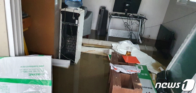 지난 13일 아파트 공사 문제로 침수 피해를 입은 광주 북구 중흥3동 인근 상가에 또 다시 물이 들어차 있다. 호우주의보가 내린 29일 오전 광주 북구 중흥3동 한 아파트 건설현장 인근 상가 모습. 이 아파트 공사현장 인근 상가는 장마철 내린 비로 벌써 세번째 침수 피해를 입었다.(독자제공)2020.7.29 /뉴스1 © News1 허단비 기자